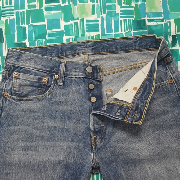 LEVI'S CUTT-OFF SHORTS - Picture 2 of 7